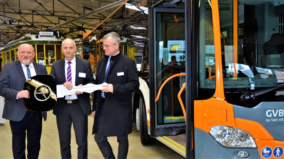 Übergabe heute Vormittag im Straßenbahndepot der Görlitzer Verkehrsbetriebe GVB. v.l.n.r.: Oberbürgermeister Siegfried Deinege, GVB-Chef Andreas Trillmich und ein Vertreter der Herstellerfirma. Foto: kmk Übergabe heute Vormittag im Straßenbahndepot der Görlitzer Verkehrsbetriebe GVB. v.l.n.r.: Oberbürgermeister Siegfried Deinege, GVB-Chef Andreas Trillmich und ein Vertreter der Herstellerfirma. Foto: kmk