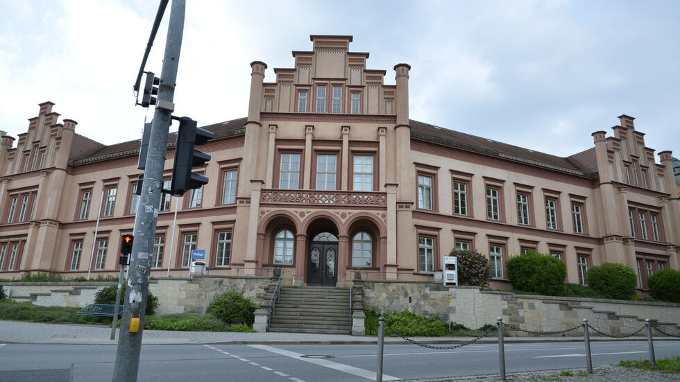 Hinweise zu beiden Fällen nimmt das Polizeirevier Zittau-Oberland entgegen. Telefon: 03583 - 620.