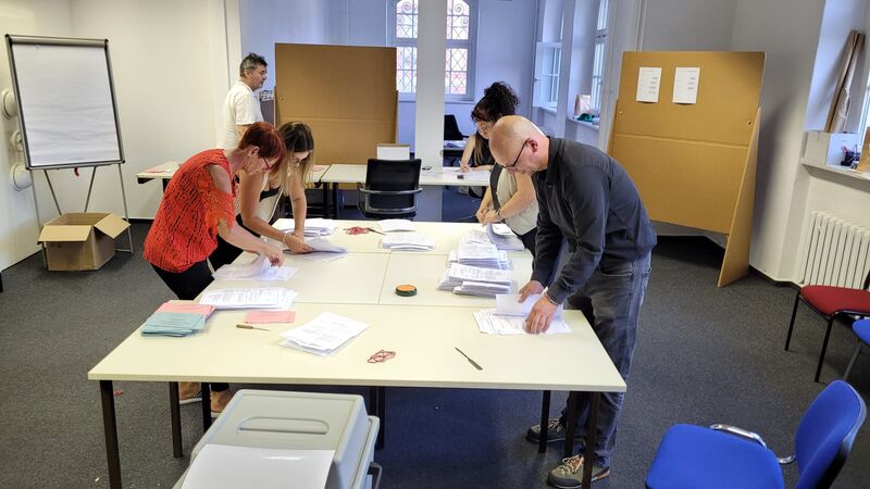 Die Wahllokale haben geschlossen. Nun beginnt - wie hier in Weißwasser - die Auszählung der Stimmen.