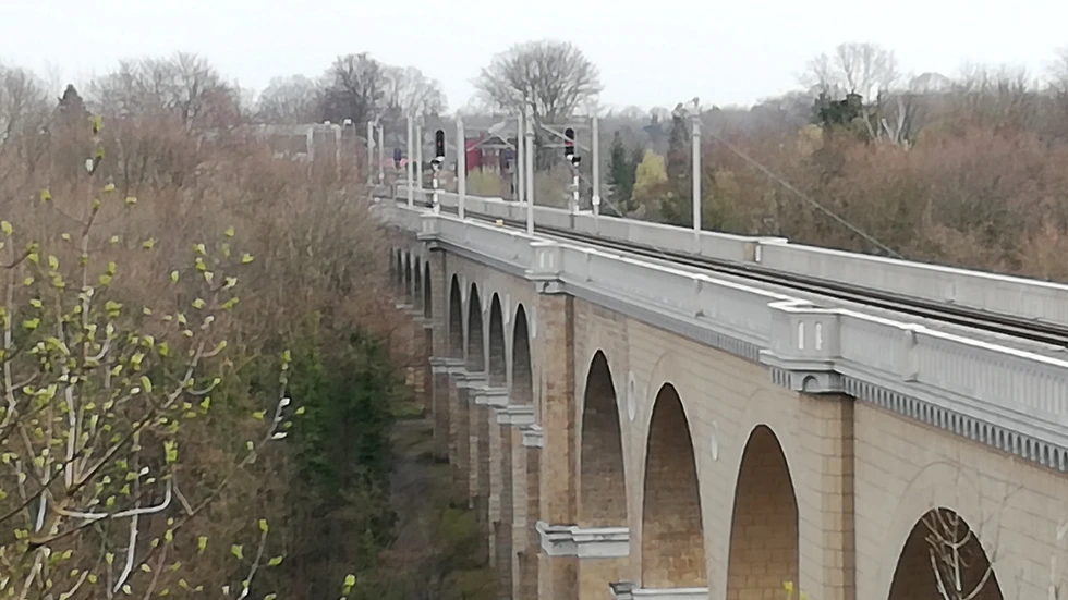 Polen hat seine Hausaufgaben gemacht: Der Fahrdraht wurde bis zur Mitte des Neiße-Viadukts gezogen. Es fehlen noch gut 700 Meter bis zum Bahnhof Görlitz. Polen hat seine Hausaufgaben gemacht: Der Fahrdraht wurde bis zur Mitte des Neiße-Viadukts gezogen. Es fehlen noch gut 700 Meter bis zum Bahnhof Görlitz.
