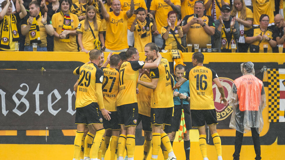 Die Dynamos bejubeln das 1:0 Die Dynamos bejubeln das 1:0