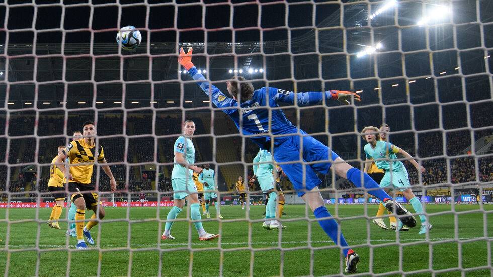 Stefan Kutschke (r, halb vedeckt) erzielt gegen Münchens Torwart Marco Hiller das Tor zum 1:0. Stefan Kutschke (r, halb vedeckt) erzielt gegen Münchens Torwart Marco Hiller das Tor zum 1:0.