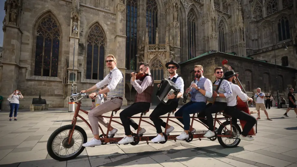 Mit dem Big Bike Orchestra am 11. August wird der
Stadtraum Bautzen selbst zur Bühne – ein mobiles Konzerterlebnis. Mit dem Big Bike Orchestra am 11. August wird der
Stadtraum Bautzen selbst zur Bühne – ein mobiles Konzerterlebnis.