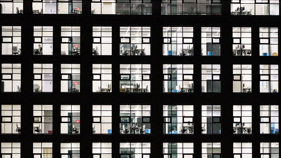 Ganz oben in Deutschlands Bürogebäuden sitzen auch weiterhin vor allem Westdeutsche, wie jetzt eine Studie der Leipziger Uni ergab. Ganz oben in Deutschlands Bürogebäuden sitzen auch weiterhin vor allem Westdeutsche, wie jetzt eine Studie der Leipziger Uni ergab.