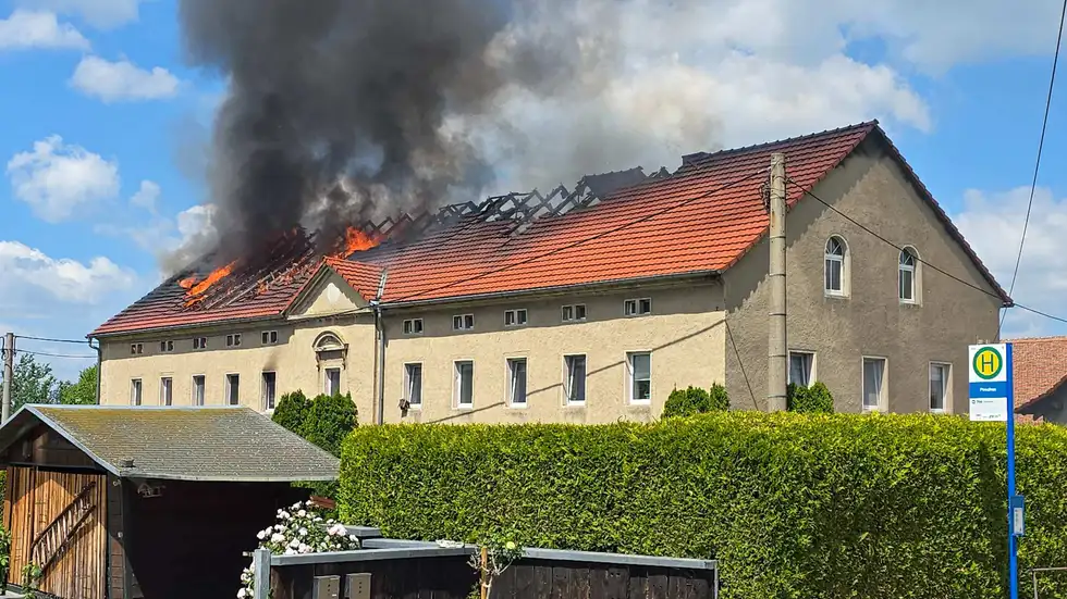 Das Dach des Wohnhauses steht großflächig in Flammen. Das Dach des Wohnhauses steht großflächig in Flammen.