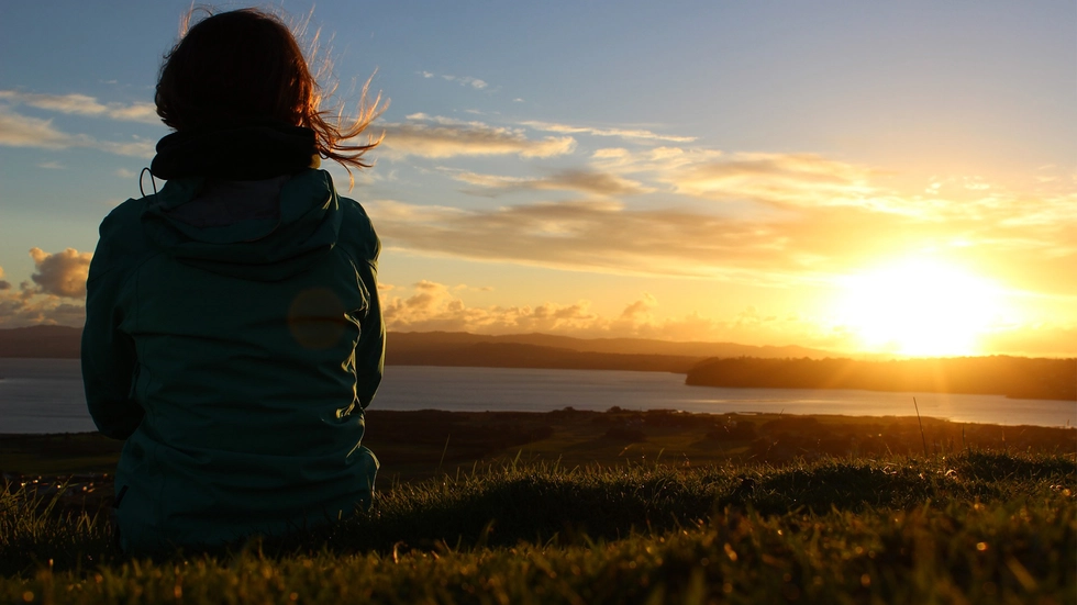 Sonnenuntergang mit Mensch davor