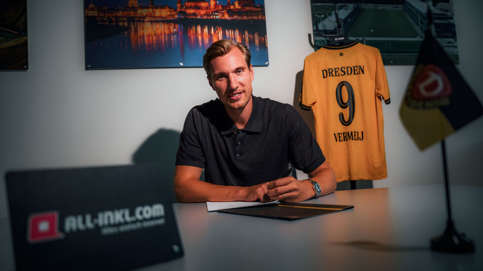 Vincent Vermeij bei der Vertragsunterschrift am Montag Vincent Vermeij bei der Vertragsunterschrift am Montag