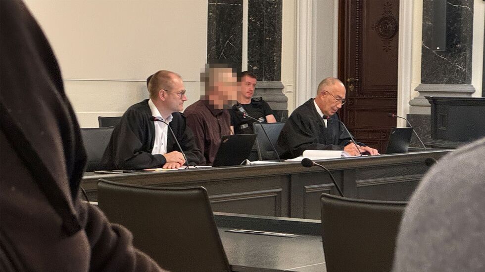 Angeklagter (unkenntlich) zum Prozessauftakt 