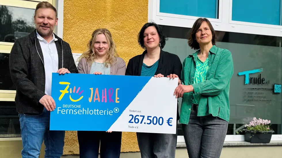 v.l.n.r.: Stephan Masch, Repräsentant der Deutschen Fernsehlotterie; Chiara Skiba, Projektmitarbeiterin des Trude e.V.; Saskia Kroll-Lorenscheit, Vorstandsmitglied des Trude e.V. & Antje Schulz, Projektmitarbeiterin des Trude e.V. bei der symbolischen Übergabe des Förderschecks in Niesky.