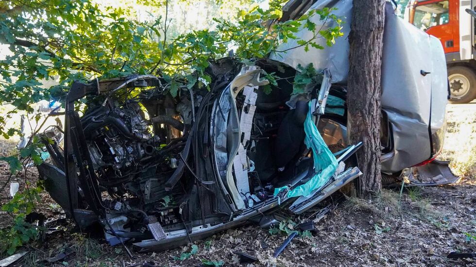 Der Fahrer wurde zunächst eingeklemmt.