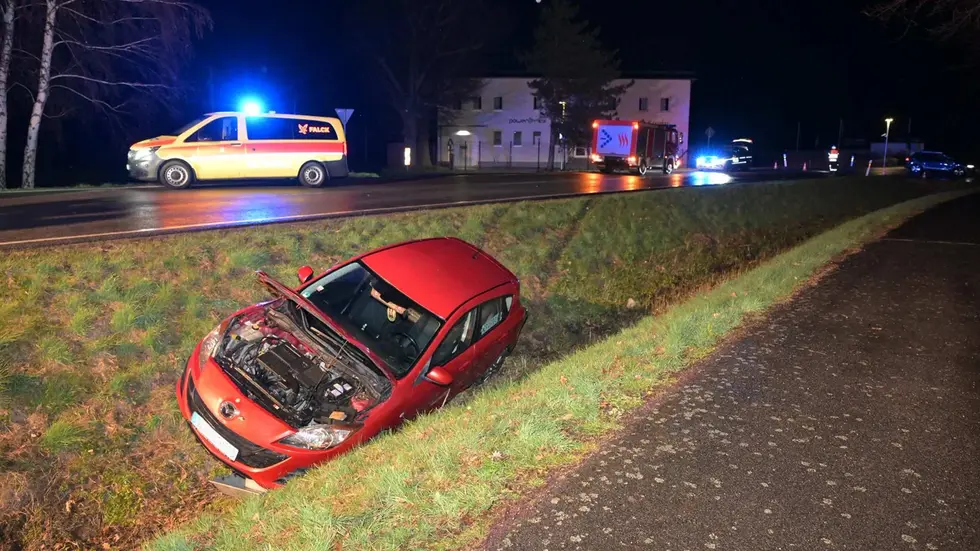 Warum der Mazda im Graben landete, ist noch nicht geklärt.