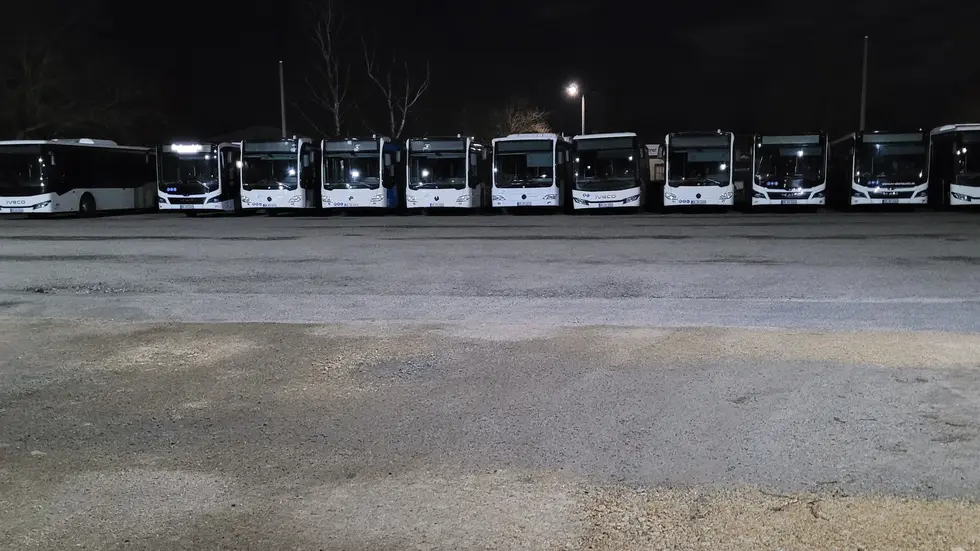 Wird die Gewerkschaft ver.di ernst machen? Busse der OVO auf ihrem nächtlichen Abstellplatz in Niesky.