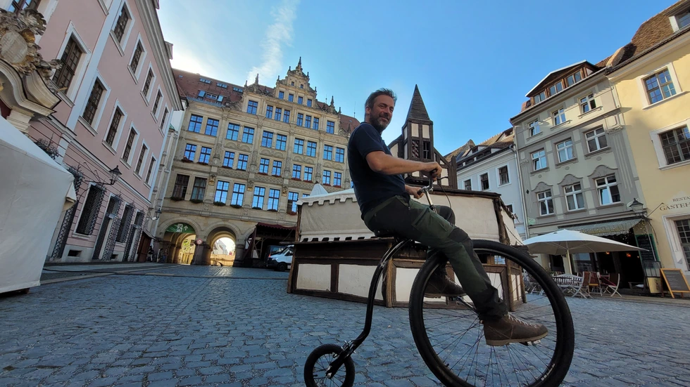 Der Chef des Görlitzer Altstadtfestes, Gerd Weise, ist auf dem Hochrad unterwegs. Der Chef des Görlitzer Altstadtfestes, Gerd Weise, ist auf dem Hochrad unterwegs.