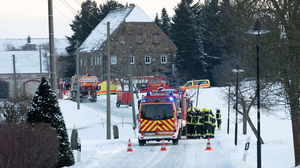 Bei den Löscharbeiten wurde, nach Angaben unseres Reporters, ein Kamerad der Feuerwehr verletzt