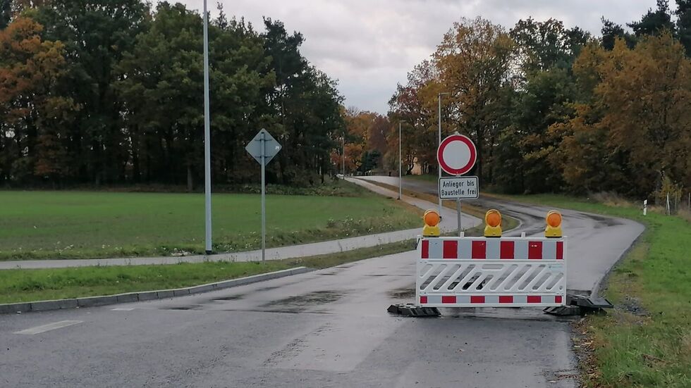 Wer in Medingen Richtung Weixdorf/Dresden möchte, muss weiter über Hermsdorf fahren Wer in Medingen Richtung Weixdorf/Dresden möchte, muss weiter über Hermsdorf fahren