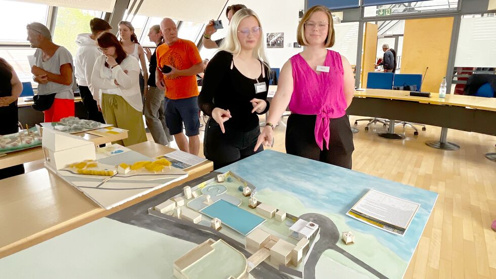 Clara Pötschik (l.) und Dana Schipke (r.) erklären am Modell ihre Idee von einem Spaßbad am Stadthafen. Clara Pötschik (l.) und Dana Schipke (r.) erklären am Modell ihre Idee von einem Spaßbad am Stadthafen.