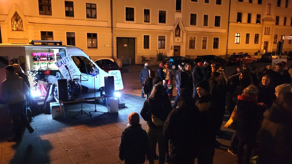 Rund 150 vorwiegend junge Leute demonstrierten vor dem Tagungslokal. Sie befürchten u.a. Einschnitte in der Jugendarbeit. Ein Antrag der Linke, dass Bürger Fragen zum Thema stellen können, wurde abgelehnt. Rund 150 vorwiegend junge Leute demonstrierten vor dem Tagungslokal. Sie befürchten u.a. Einschnitte in der Jugendarbeit. Ein Antrag der Linke, dass Bürger Fragen zum Thema stellen können, wurde abgelehnt.