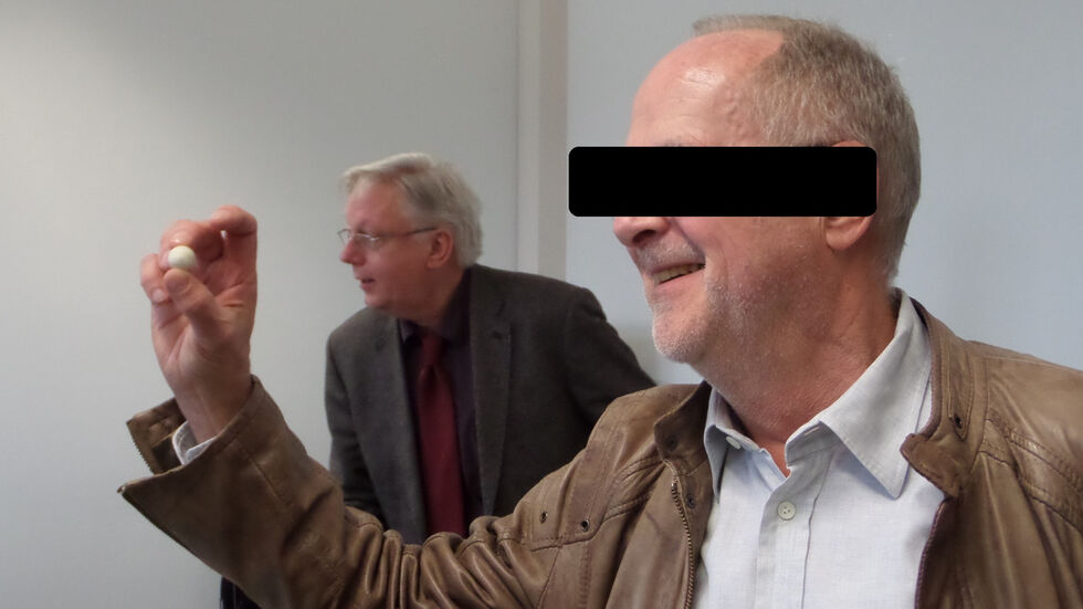 Der Angeklagte - in der Hand eine murmelgroße Hartgummikugel. Im Hintergrund sein Anwalt. Foto: kmk Der Angeklagte - in der Hand eine murmelgroße Hartgummikugel. Im Hintergrund sein Anwalt. Foto: kmk