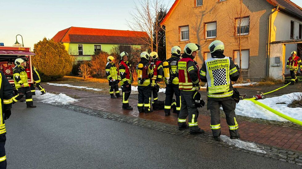 Die Einsatzkräfte vor Ort. Die Einsatzkräfte vor Ort.