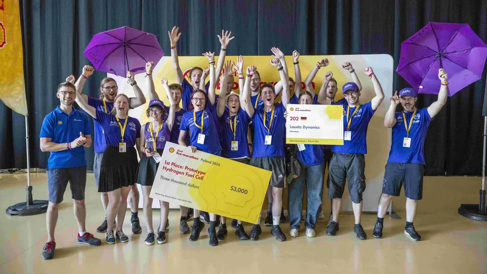 Team Lausitz Dynamics der BTU jubelt bei der Siegerehrung zum Shell Eco-marathon über den ersten Platz in der Kategorie Prototype Hydrogen Fuel Cell. 