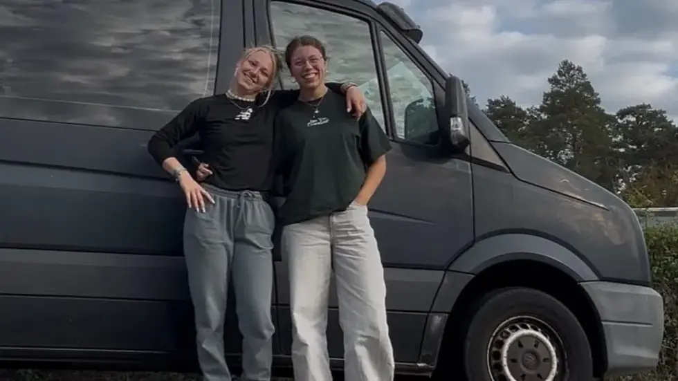 Berta und Alina vor ihrem VW Crafter