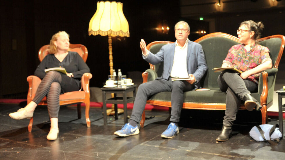 Das neue künstlerische Leitungsteam der neuen Bühne Senftenberg. V.l. Karoline Felsmann (Chefdramaturgin), Daniel Ris (Intendant), Elina Finkel (Hausregisseurin).