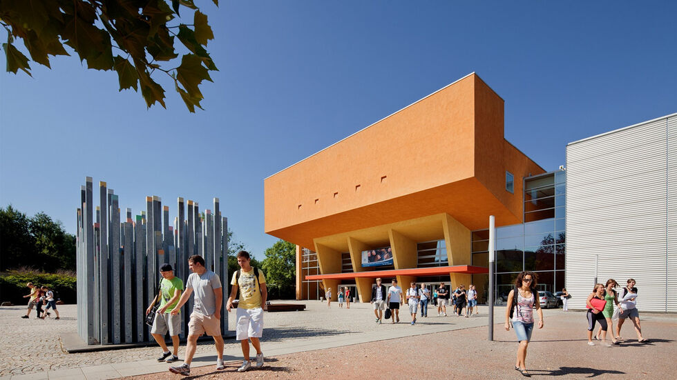 Zentrales Hörsaalgebäude der TU Chemnitz (Archiv)