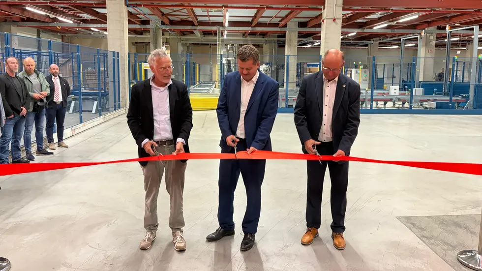 Höffner-Inhaber Kurt Krieger (links) und Ministerpräsident Sven Schulze (Mitte) schneiden gemeinsam das rote Band durch, um das erweiterte Europa-Zentrallager in Günthersdorf bei Leipzig offiziell in Betrieb zu nehmen.