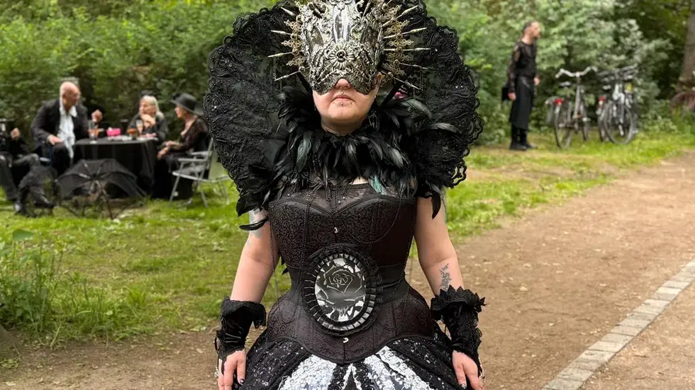 Eleanor Francis liebt Kirchen und Kathedralen, daran soll das Head Piece erinnern. Eleanor Francis liebt Kirchen und Kathedralen, daran soll das Head Piece erinnern.