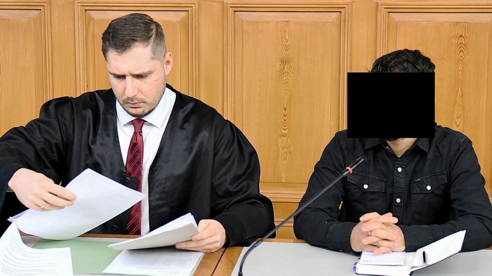 Der Angeklagte und sein Verteidiger zur Prozessbeginn im Großen Schwurgerichtssaal im Landgericht Görlitz