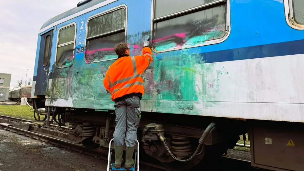 Farbschmierer verursachen große Schäden, wie beim Verein "Ostsächsische Eisenbahnfreunde" OSEF in Löbau. Ein Vereinsmitglied versucht, die Schmiererei zu beseitigen. Farbschmierer verursachen große Schäden, wie beim Verein "Ostsächsische Eisenbahnfreunde" OSEF in Löbau. Ein Vereinsmitglied versucht, die Schmiererei zu beseitigen.