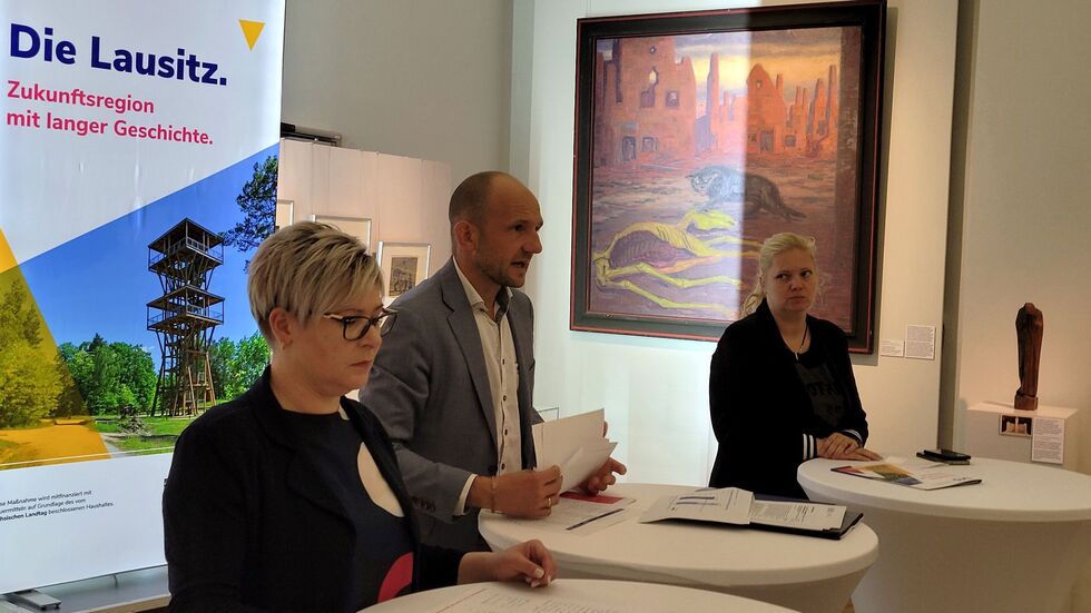 Der Begleitausschuss hat getagt. Stellv. Ausschussvorsitzende Romy Reinisch, Beigeordnete des Landkreises Bautzen (li) und Ausschussvorsitzender und Görlitzer Landrat Stephan Meyer. Der Begleitausschuss hat getagt. Stellv. Ausschussvorsitzende Romy Reinisch, Beigeordnete des Landkreises Bautzen (li) und Ausschussvorsitzender und Görlitzer Landrat Stephan Meyer.