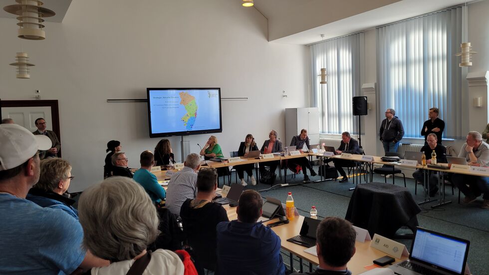 Viele Einwohner waren zur Stadtratsitzung gekommen. Viele Einwohner waren zur Stadtratsitzung gekommen.