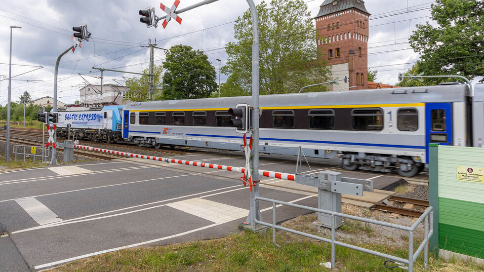 Der Euro-City bei einer Probefahrt im Juni. Durchfahrt durch Niesky. Der Euro-City bei einer Probefahrt im Juni. Durchfahrt durch Niesky.