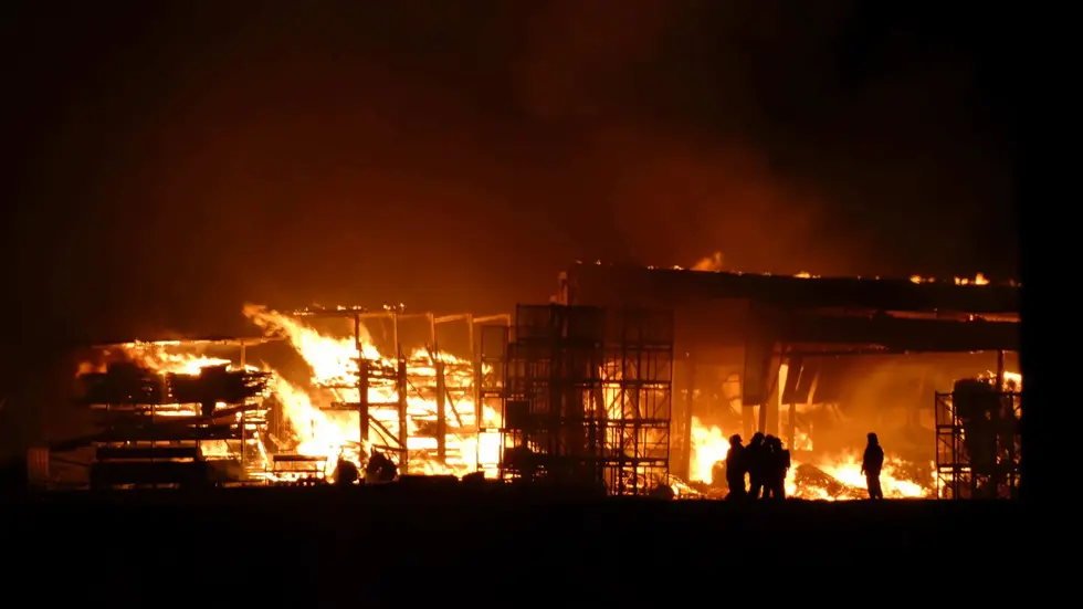 Der Feuerschein des Großbrandes in Betten (LK Elbe-Elster) war weithin zu sehen