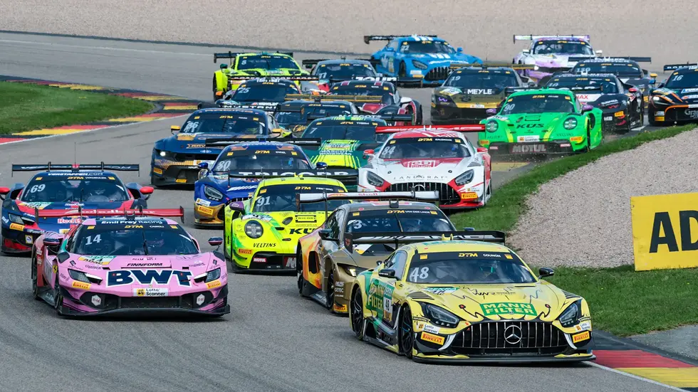 Der Sachsenring war am Wochenende fest in der Hand der DTM-Fans. Mehr als 53.000 Besucher kamen zu den Rennen. Am Samstag hatte Marco Wittmann im BMW gewonnen, gestern holte Ben Dörr im McLaren den Sieg. Das Saisonfinale steigt nun auf dem Hockenheimring.
Der Sachsenring war am Wochenende fest in der Hand der DTM-Fans. Mehr als 53.000 Besucher kamen zu den Rennen. Am Samstag hatte Marco Wittmann im BMW gewonnen, gestern holte Ben Dörr im McLaren den Sieg. Das Saisonfinale steigt nun auf dem Hockenheimring.