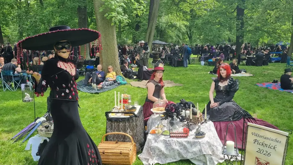 Auch diese drei Damen haben es sich im Park gemütlich und hübsch gemacht. Auch diese drei Damen haben es sich im Park gemütlich und hübsch gemacht.
