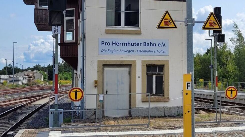 Vereinsbanner an Stellwerksgebäude in Zittau Vereinsbanner an Stellwerksgebäude in Zittau