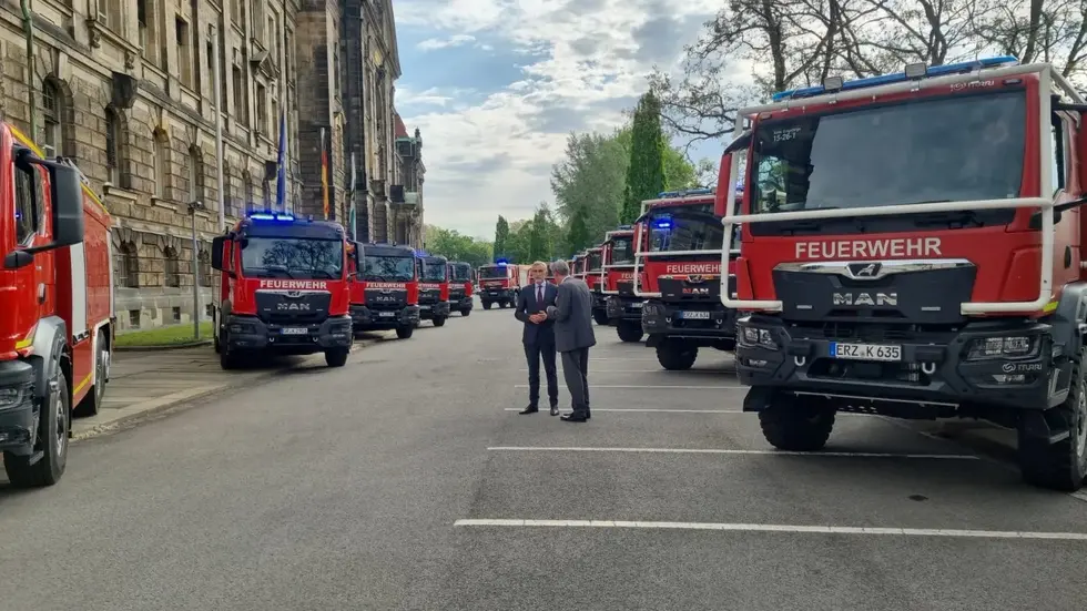 Am Montag hat Innenminister Armin Schuster die 15 Feuerwehrfahrzeuge feierlich übergeben