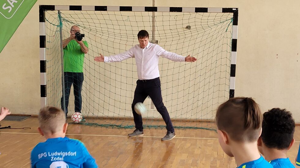 Zum Sanierungsstart war auch der aus Zodel stammende ehemalige Fußballer Torsten Gütschow gekommen. Er stellte sich für die Nachwuchskicker ins Tor. Zum Sanierungsstart war auch der aus Zodel stammende ehemalige Fußballer Torsten Gütschow gekommen. Er stellte sich für die Nachwuchskicker ins Tor.