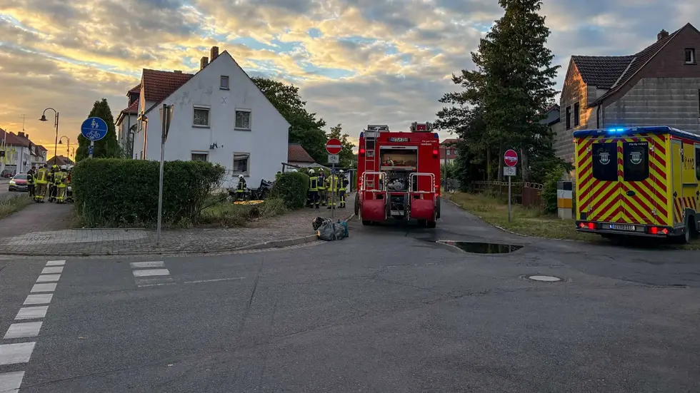 Für den Autofahrer kam jede Hilfe zu spät, er verstarb noch an der Unfallstelle Für den Autofahrer kam jede Hilfe zu spät, er verstarb noch an der Unfallstelle