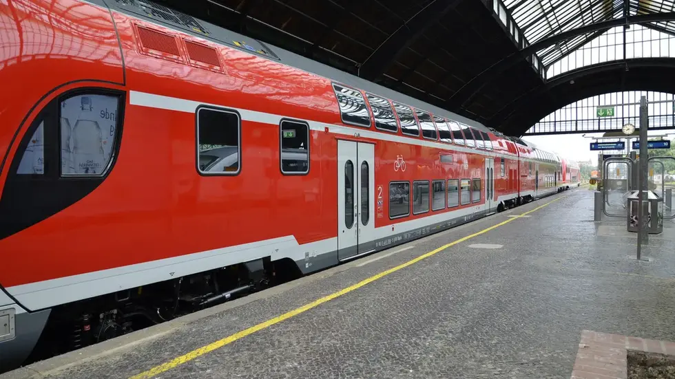Charme-Offensive der Deutschen Bahn vor vielen Jahren: Ein Doppelstockzug im Görlitzer Bahnhof. Damals hatte sich die DB für den Betrieb des Ostsachsennetzes beworben. Charme-Offensive der Deutschen Bahn vor vielen Jahren: Ein Doppelstockzug im Görlitzer Bahnhof. Damals hatte sich die DB für den Betrieb des Ostsachsennetzes beworben.