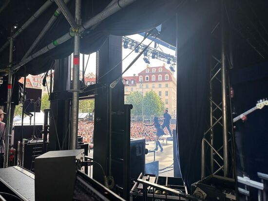 Sängerin Elif auf der Bühne.