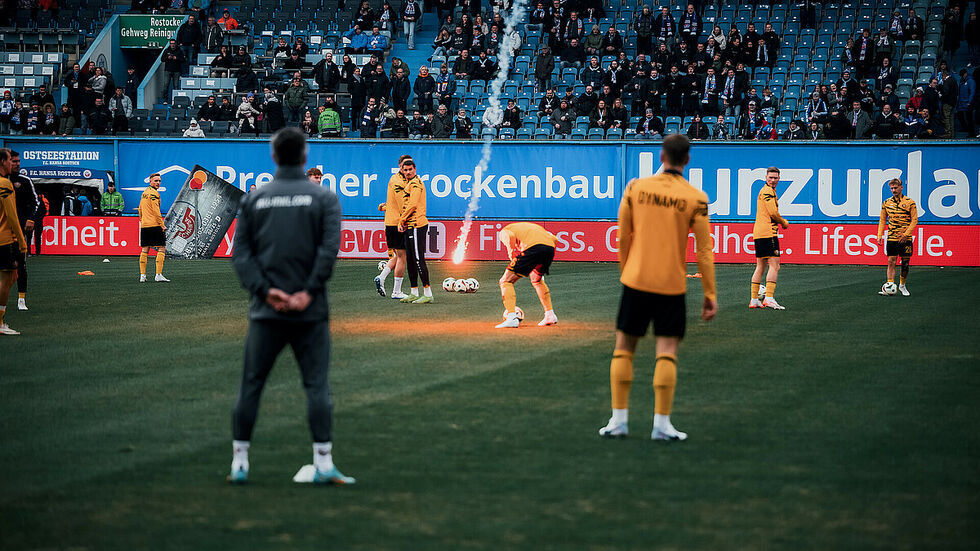 Bereits vor dem Anpfiff verfehlt eine Leuchtrakete Dynamo-Spieler Tom Berger nur knapp Bereits vor dem Anpfiff verfehlt eine Leuchtrakete Dynamo-Spieler Tom Berger nur knapp