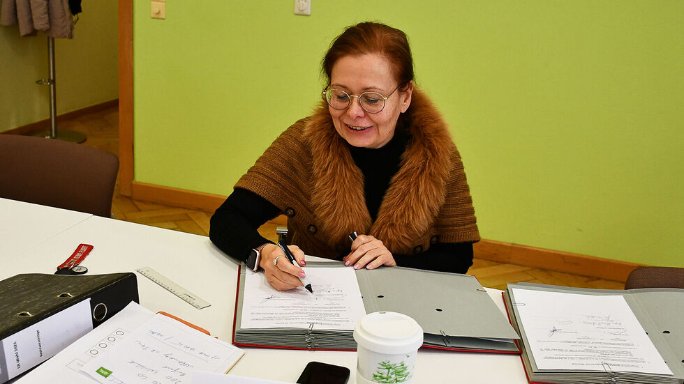Kreiswahlleiterin Susan Kirst unterschreibt die Niederschrift zur Zulassung der Wahlvorschläge.
