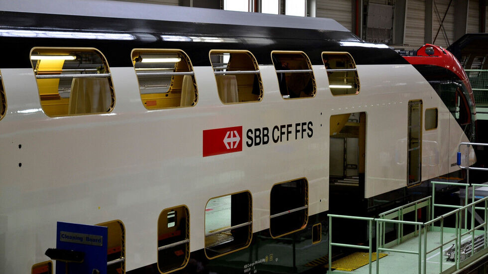 Ein Doppelstockwagen für die Schweiz auf dem Fertigungsstand in Görlitz. 