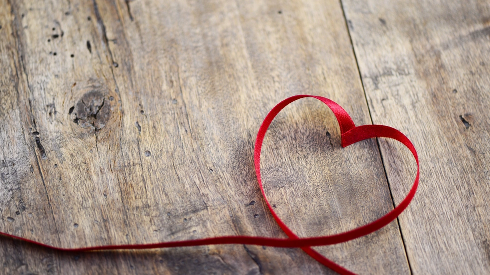 Herz aus Schleife gelegt