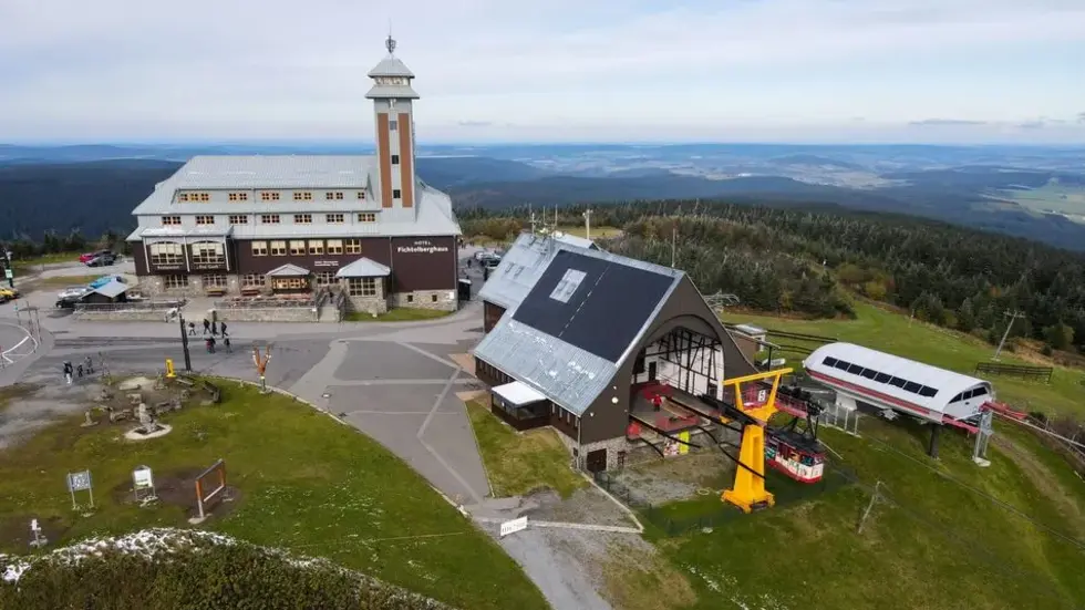 Auf dem höchsten Berg Sachsens könnte ein Skisport- und Eventzentrum entstehen. Auf dem höchsten Berg Sachsens könnte ein Skisport- und Eventzentrum entstehen.