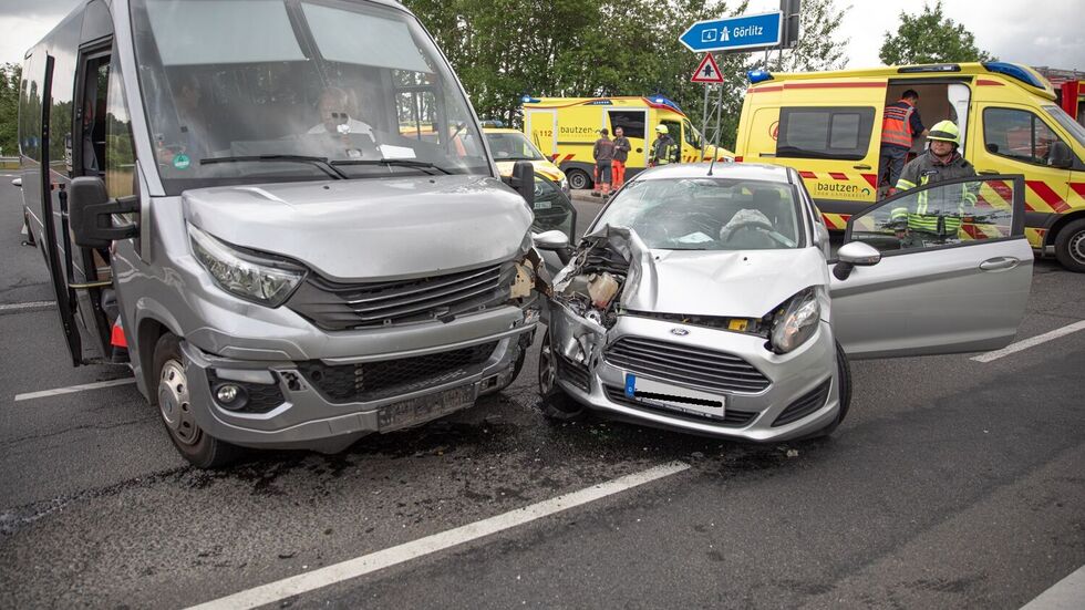 Der Fordfahrer erlitt schwere Verletzungen. Im Kleinbus blieben alle unverletzt. Der Fordfahrer erlitt schwere Verletzungen. Im Kleinbus blieben alle unverletzt.