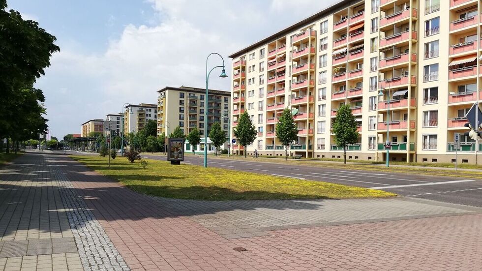 Bautzener Allee in der Hoyerswerdaer Neustadt. Die Häuser wurden  1961-1962 errichtet. Als Teil einer der ersten Wohnhochhausgruppen in der DDR stehen die Gebäude mit unter Schutz. Die städtische Wohnungsgesellschaft plant, zwei Wohnblöcke im Wohnkomplex 1 abzureißen. Bautzener Allee in der Hoyerswerdaer Neustadt. Die Häuser wurden  1961-1962 errichtet. Als Teil einer der ersten Wohnhochhausgruppen in der DDR stehen die Gebäude mit unter Schutz. Die städtische Wohnungsgesellschaft plant, zwei Wohnblöcke im Wohnkomplex 1 abzureißen.